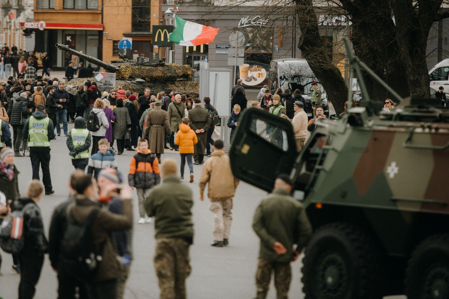 Pie Brīvības pieminekļa apskatāma NATO militārās tehnikas izstāde