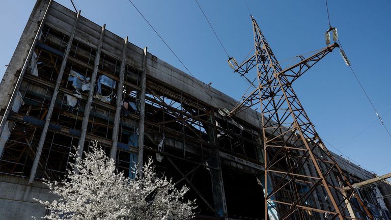Российские удары разрушили в числе прочего Трипольскую ТЭС под Киевом и Змиевскую ТЭС под Харьковом. На снимке — одна из уничтоженных украинских тепловых электростанций.