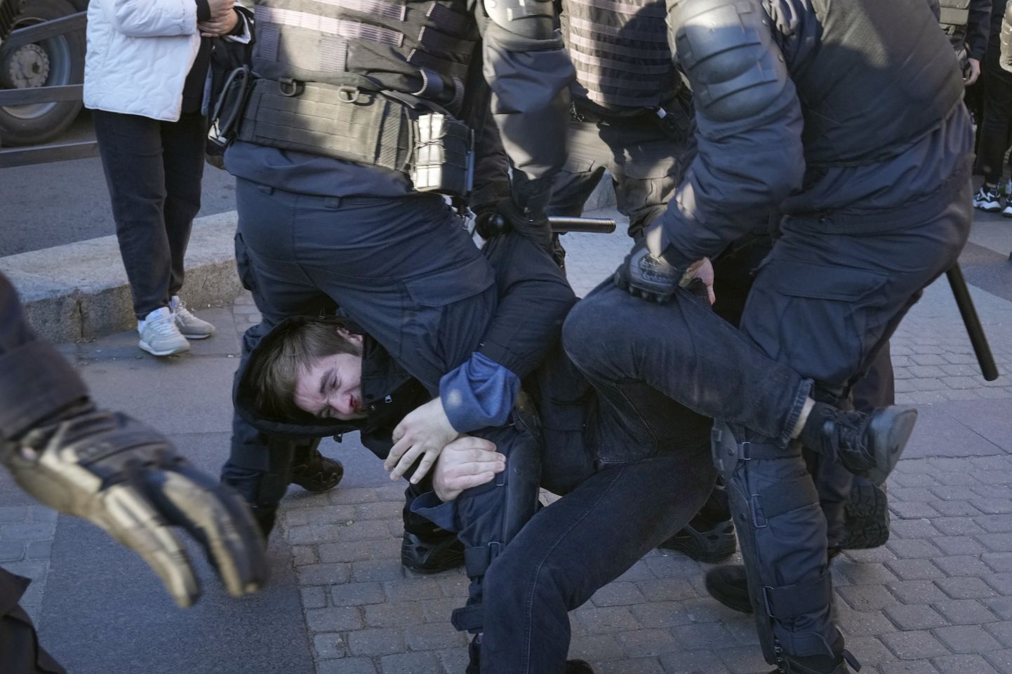 Российские полицейские задерживают демонстранта, протестующего против мобилизации в Санкт-Петербурге, суббота, 24 сентября 2022 г.