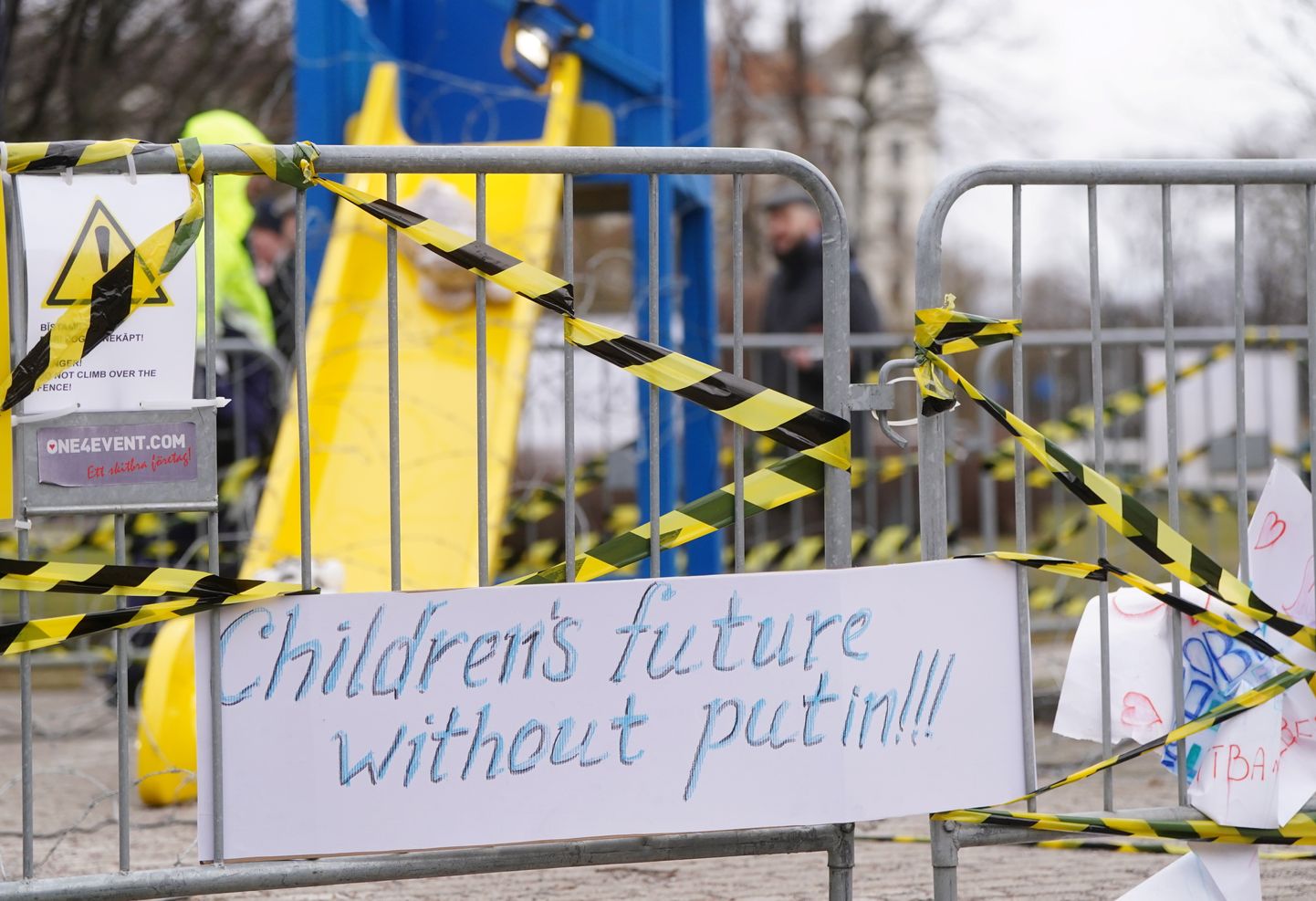 Parkā iepretim Krievijas vēstniecības ēkai notiek protesta akcija, lai nosodītu Krievijas prezidenta tā dēvēto "vēlēšanu" rīkošanu Latvijas teritorijā.