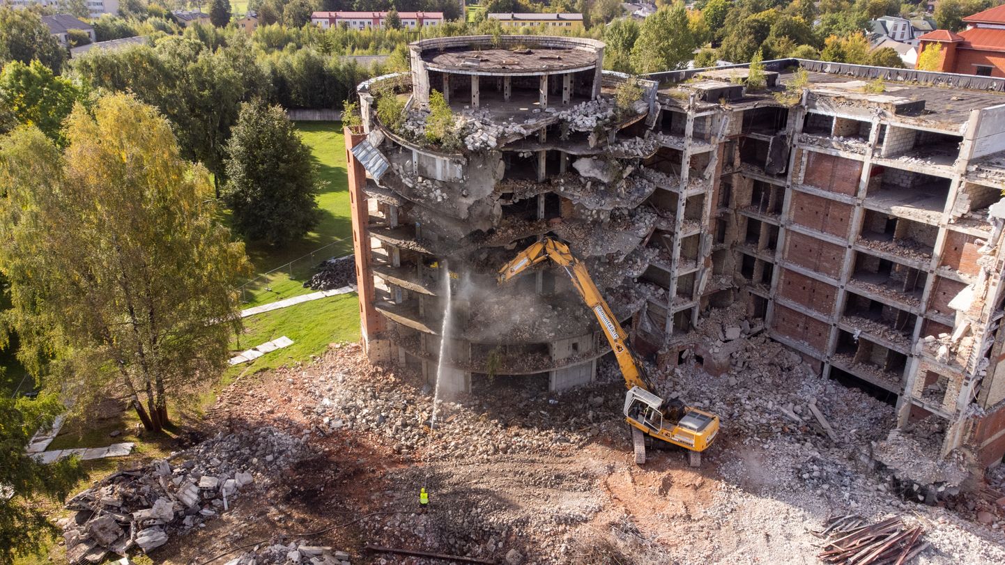 Демонтаж недостроенного здания роддома в Елгаве