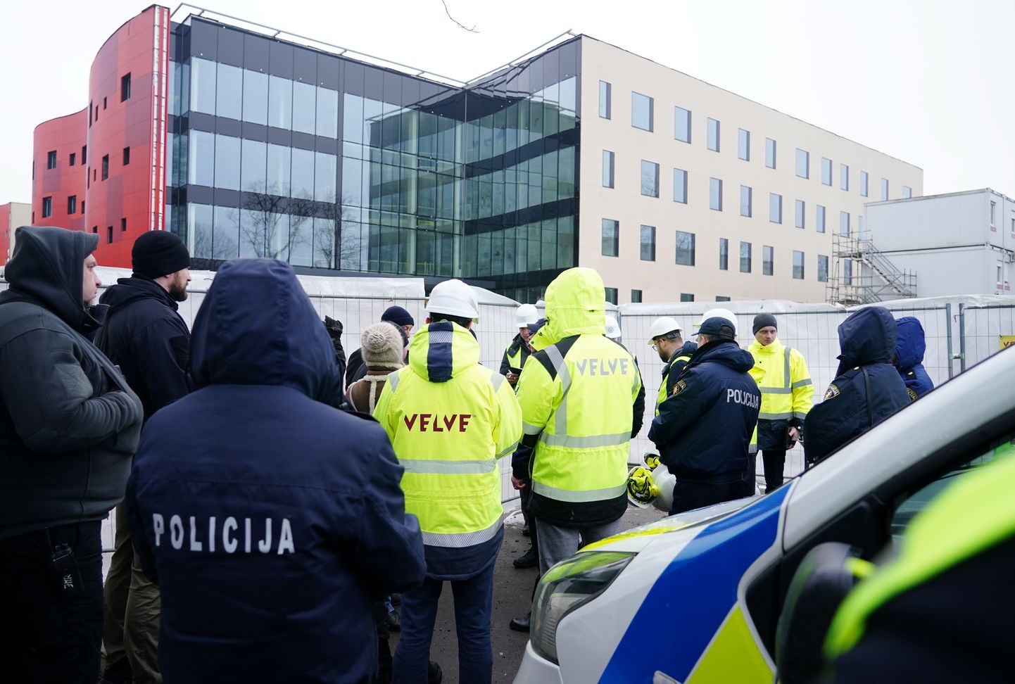 Передача стройплощадки больницы Страдиня проходит под надзором полиции