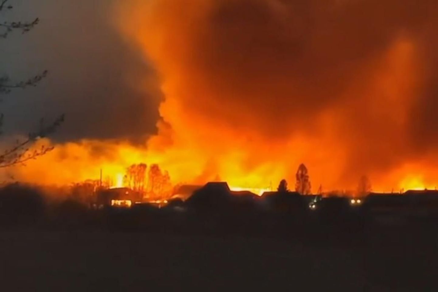 В России из-за атаки дрона загорелся крупный нефтеперерабатывающий завод