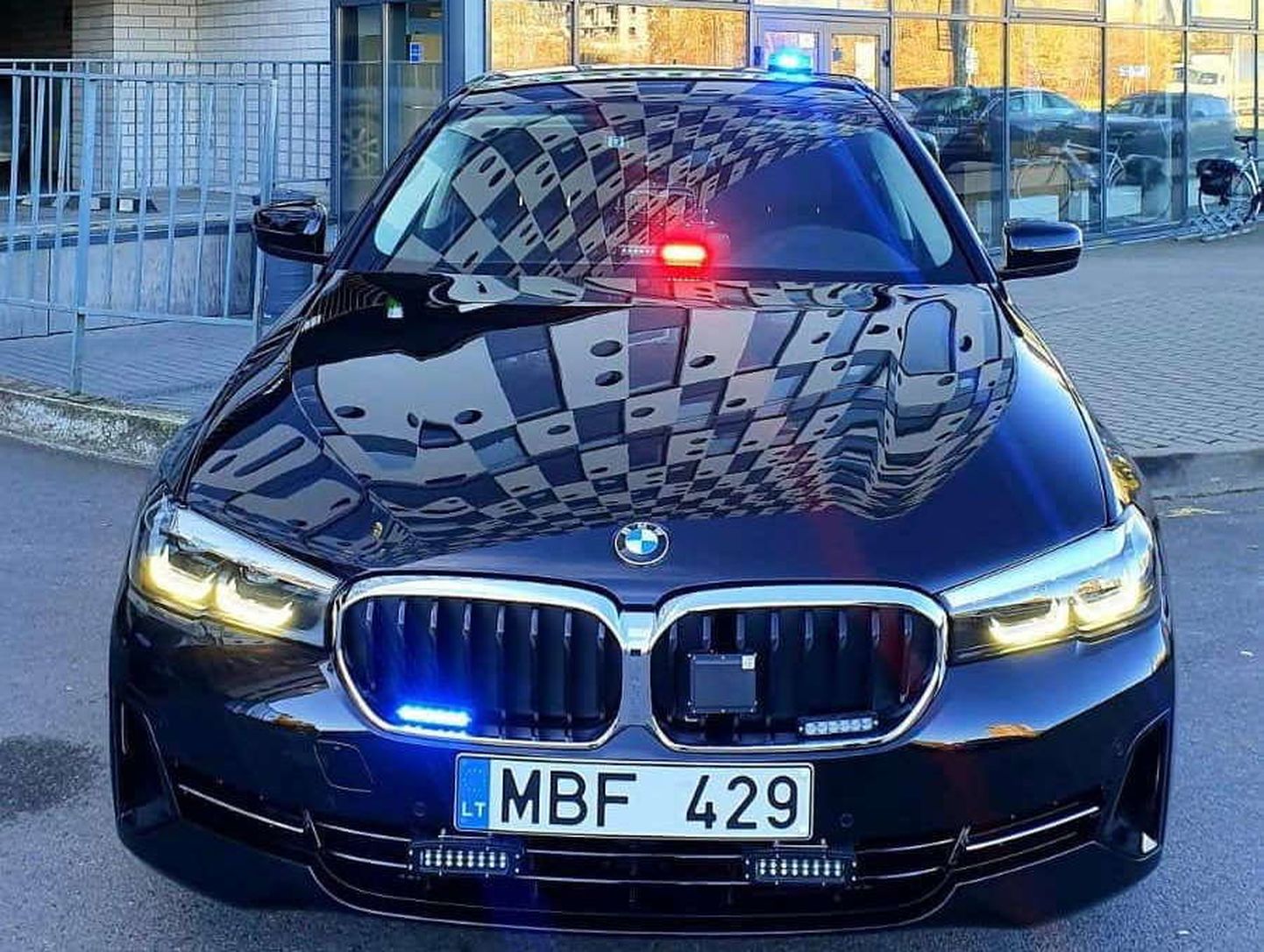 Немаркированный полицейский автомобиль BMW 530D xDrive