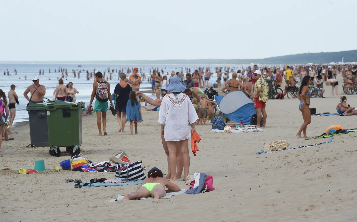 Люди на пляже в Юрмале