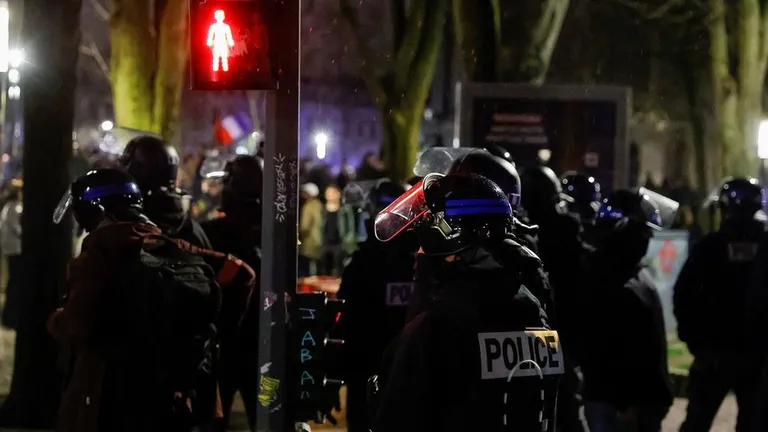 Полиция в Париже ожидает новых беспорядков после голосования по вотуму недоверия
