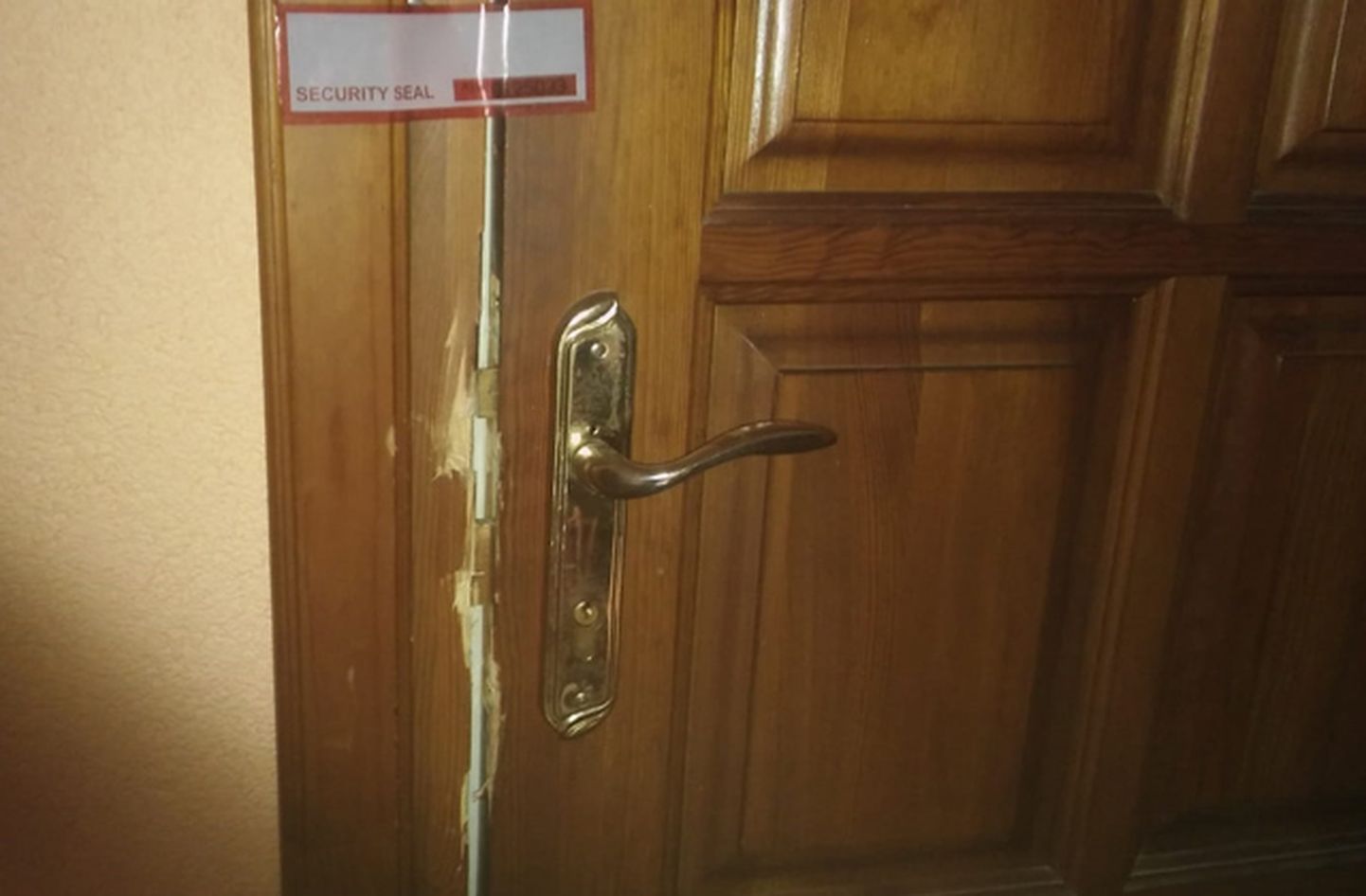Дверь взломанной квартиры. Иллюстративное фото