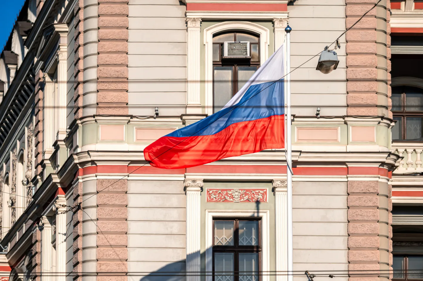 Флаг на здании посольства РФ в Риге