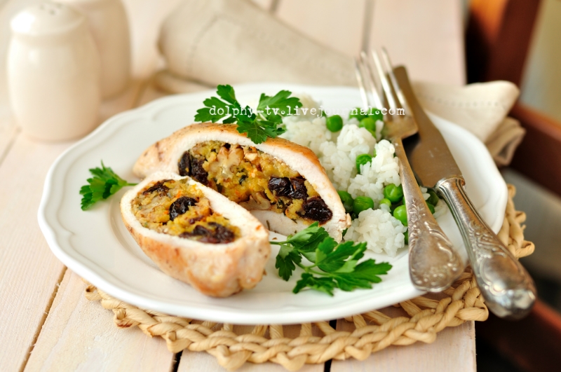 Chicken breast stuffed with tangerines, prunes and walnuts