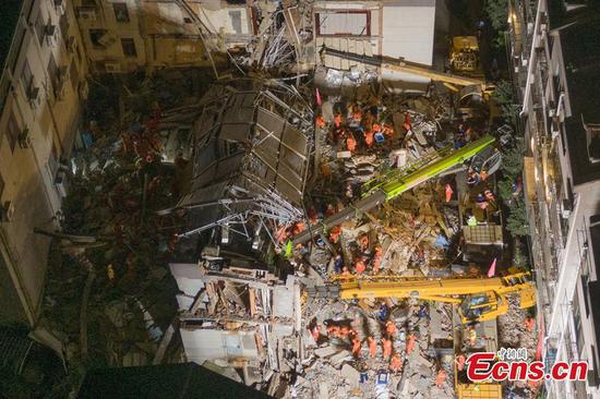 Rescue efforts continue at collapsed building in Suzhou