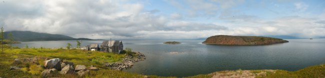    . .  . Panorama. Islands in the North lake. Islands Caltor at Norilsk lake Keta.  sergunt - Depositphotos