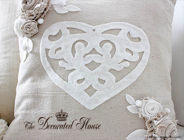 The Decorated House Valentines Day Pillow Heart Cut Out (700x534, 269Kb)