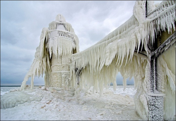 frozen-lighthouses-5 (700x483, 104Kb)