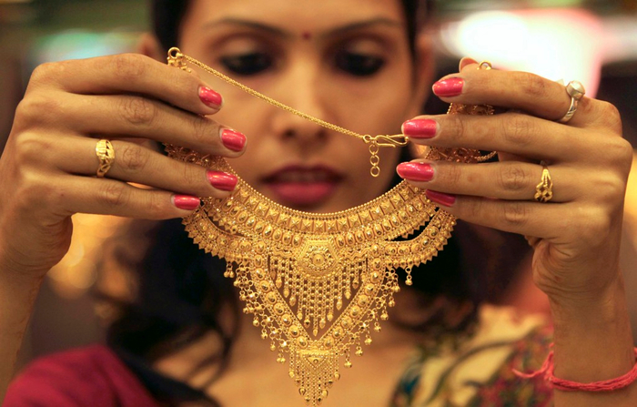 1352729041_Sales-girl-at-a-Chandigarh-jewellery-1024x654 (700x447, 357Kb)