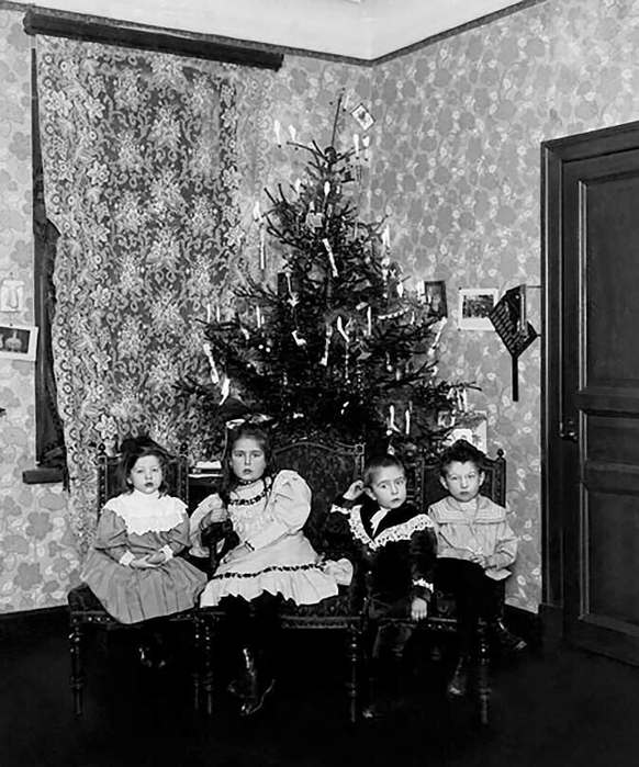  оссия Дети у елки, 1910 (582x700, 255Kb)
