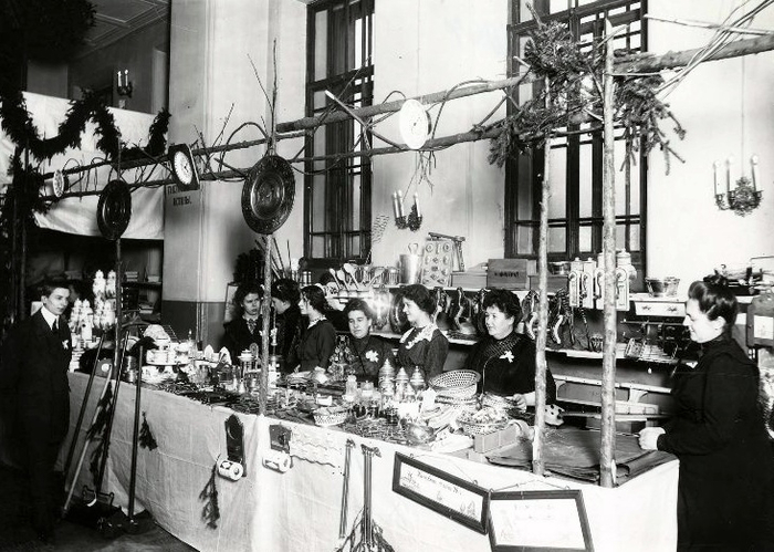  оссия  ождественский благотворительный базар в 1913 году (700x499, 310Kb)