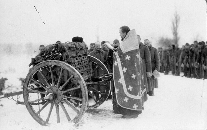  оссия  ождественский молебен на позиции, 1915. (700x441, 166Kb)