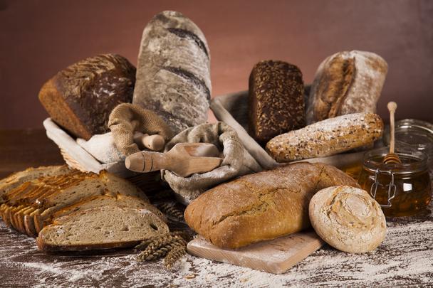 stock-photo-freshly-baked-bread-and-jar (608x405, 96Kb)