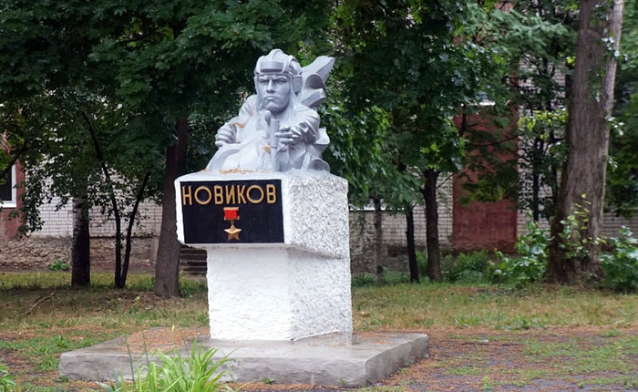 0 0 Памятник Новикову (700x430, 368Kb)