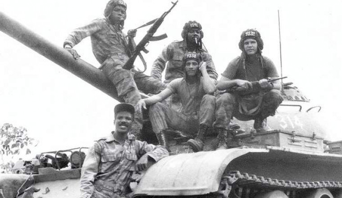 0 0 Советские и ангольские танкисты, 1975 год (700x405, 150Kb)