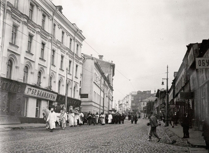  оссия Похоронная процессия на Большой Никитской, Москва 1913 год (700x512, 316Kb)