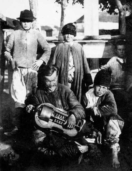  оссия Слепой лирник с мальчиком поводырем, Полтавщина, 1910 год (541x700, 241Kb)