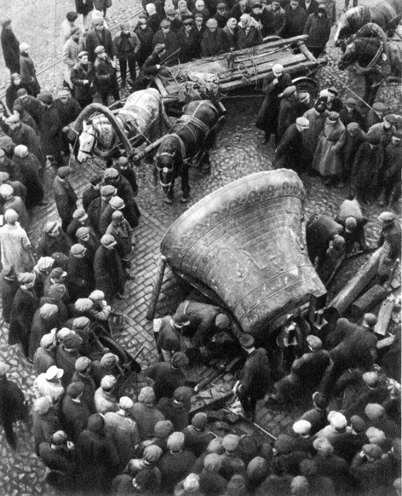 ссср Сброс колоколов со Страстного монастыря в Москве, 1929 год (567x700, 305Kb)