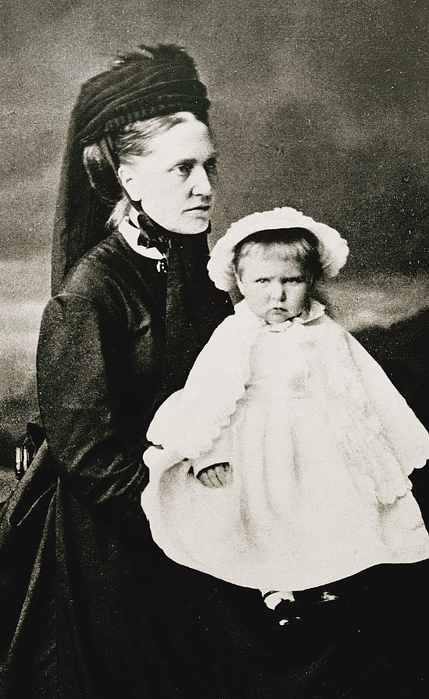 Англия Принцесса Аликс Гессенская со своей няней мисс Мэри Энн Орчард, Англия 1873 год (429x700, 294Kb)