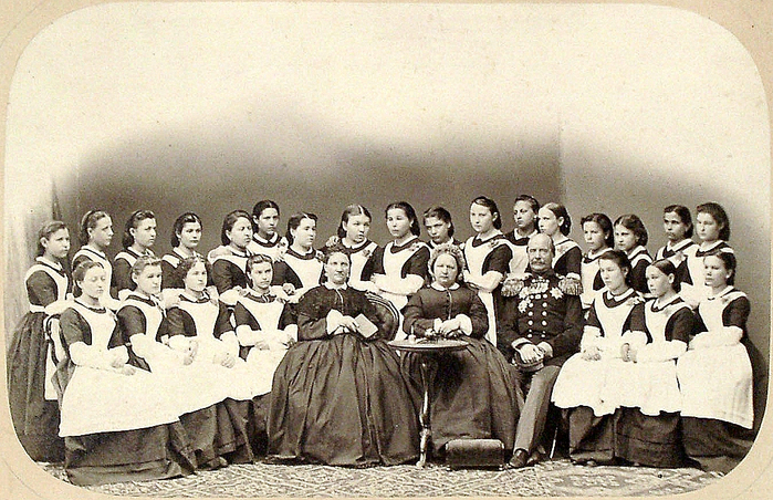  оссия Воспитанницы  ыбинской Мариинской женской гимназии, 1864 год (700x452, 486Kb)