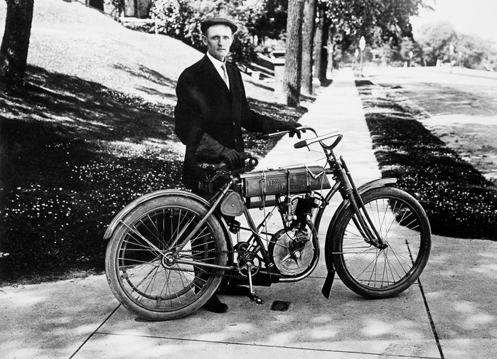 сша Уолтер Дэвидсон, первый президент компании Harley Davidson Motor, США 1908 год (700x505, 276Kb)