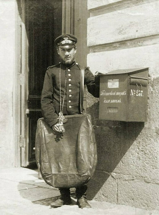  оссия Городской почтальонъ у почтоваго ящика съ сумкой и ключами, г. Стъ-Петербургъ, 1880 (515x700, 297Kb)