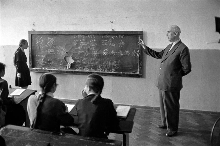 ссср На уроке математики в одной из московских женских школ, 1952 год (700x464, 186Kb)