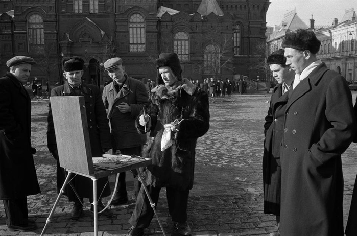 ссср Трудящиеся с интересом наблюдают за работой художника на Красной площади, Москва 1958 год (700x462, 201Kb)