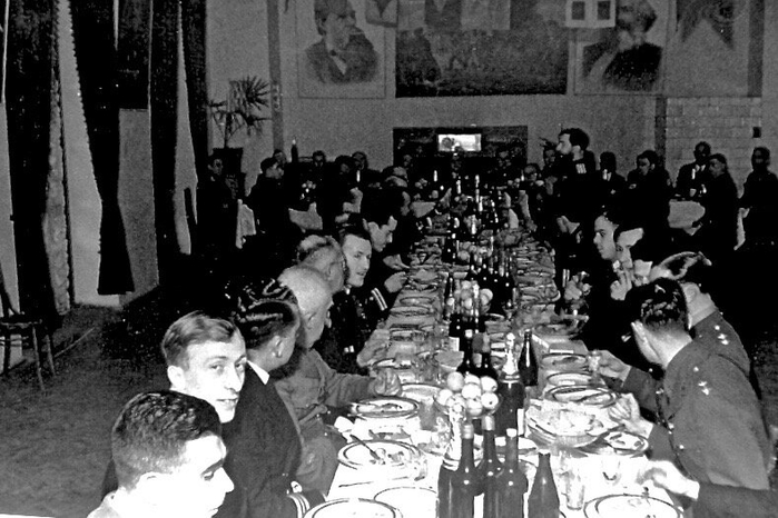 0 0 Торжественный ужин для сотрудников, работавших на Ялтинской конференции. Крым 1945 г (700x466, 218Kb)