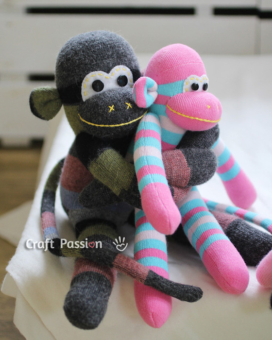 sock-monkey-hug-2 (560x700, 125Kb)