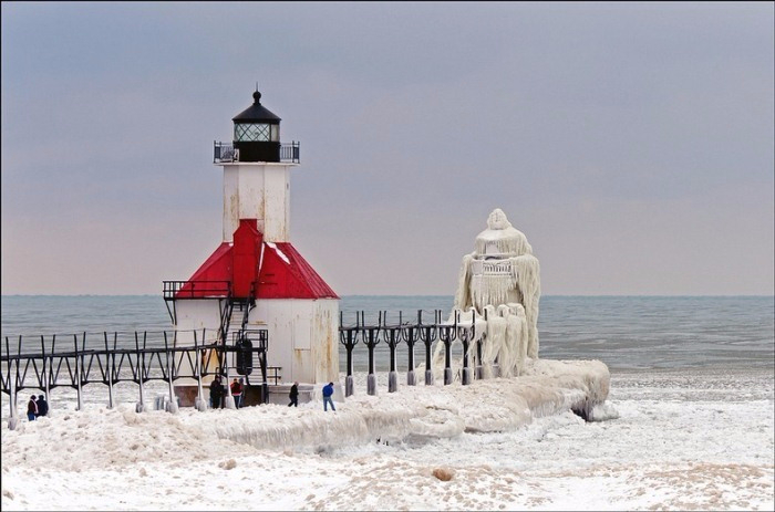 frozen-lighthouses-1 (700x463, 247Kb)