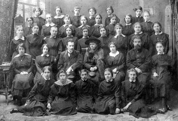  оссия Выпускницы женской казённой гимназии с педагогами. 1910-е (700x476, 242Kb)
