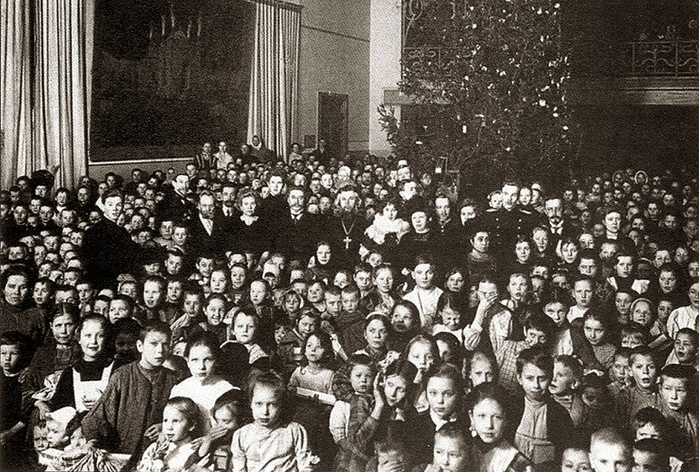  оссия Дети на елке в зале Народного дома Нобеля. 1912 (700x472, 390Kb)