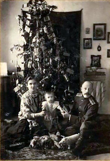  оссия У рождественской елки, 1905 (433x632, 201Kb)