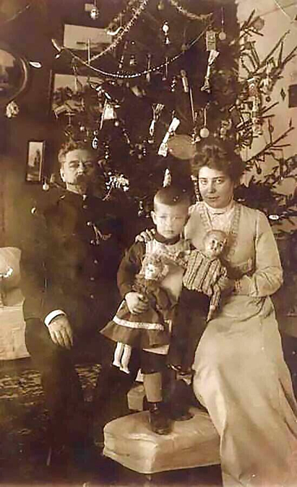  оссия У рождественской елки, 1911 (427x700, 281Kb)