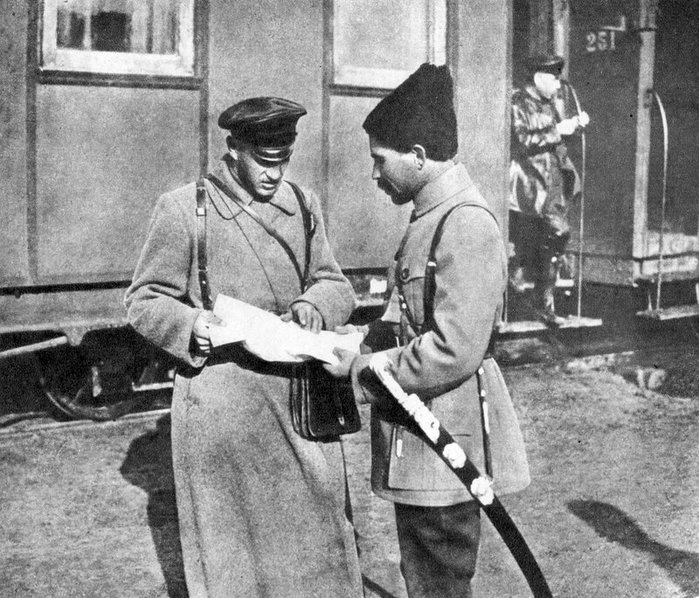 ссср Сергей Захаров (слева) и Василий Чапаев возле штабного вагона на станции Николаевска, Восточный фронт, сентябрь 1918 года. (700x598, 304Kb)