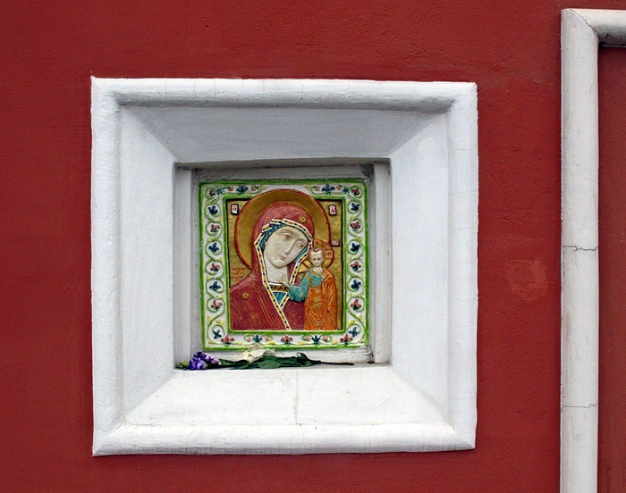 0 0 зразцовый образ Казанской иконы Богоматери на северном фасаде дома причта церкви Николая Чудотворца на Берсеневке, в Москве (700x552, 395Kb)