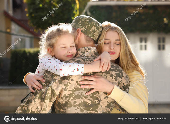 depositphotos_640994258-stock-photo-daughter-wife-hugging-soldier-ukrainian (700x510, 55Kb)