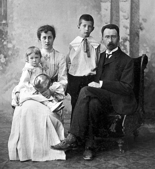  оссия Семья Бахрушиных - Алексей Александрович и Вера Васильевна с детьми Юрой и Кирой, 1890 год (641x700, 278Kb)