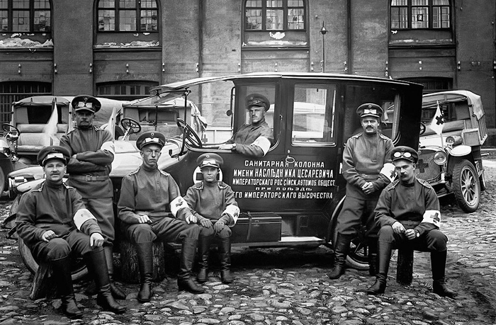  оссия Санитарная колонна во дворе кузовной фабрики «в. Брейтигам», Петербург 1914 год (700x459, 258Kb)