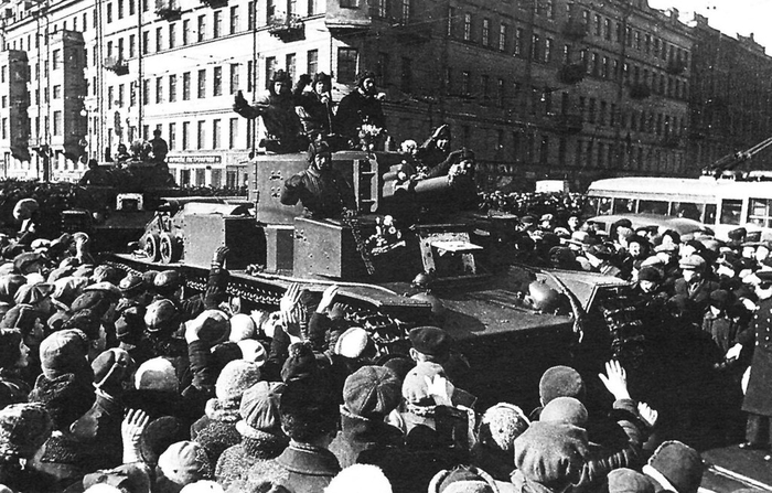 ссср Жители Ленинграда приветствуют танкистов 20-й танковой бригады на танках Т-28, возвращающихся с Карельского перешейка. 24.04.1940 г (700x447, 254Kb)