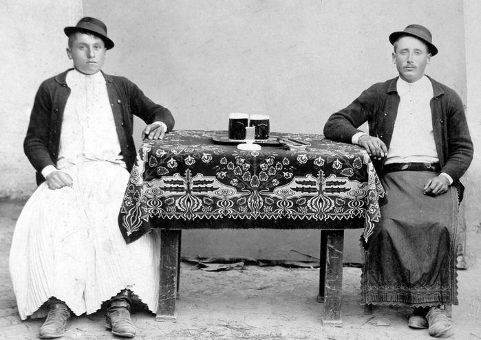 Венгерские крестьяне в национальной одежде, 1900 год (700x495, 222Kb)