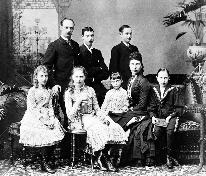 дания Наследный принц и принцесса Дании и их шестеро старших детей1889 г. (700x600, 324Kb)