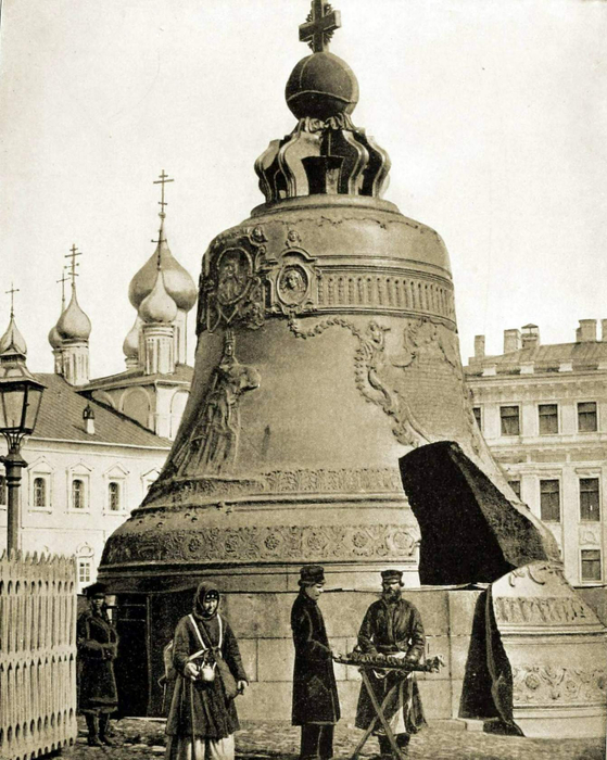  оссия В Кремле рядом с Царь-колоколом, Москва 1868 год (559x700, 395Kb)