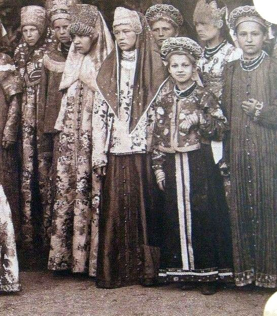  оссия Девочки из Ладоги в праздничных народных костюмах,  1901 год (546x624, 341Kb)